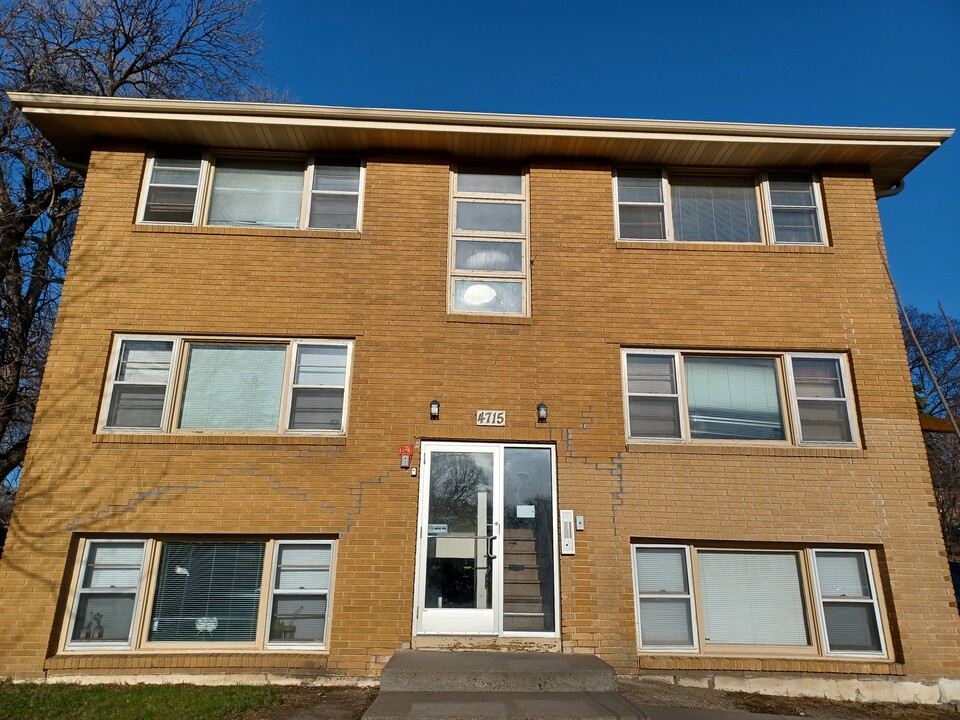 4715 University Ave NE in Columbia Heights, MN - Building Photo