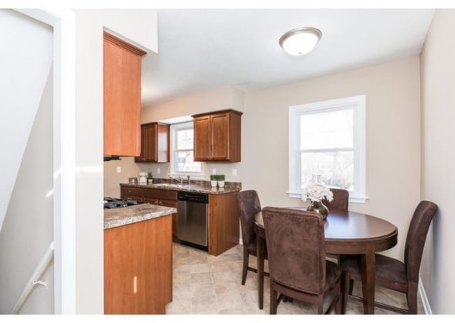 7212 Kyle Ave N in Minneapolis, MN - Foto de edificio - Building Photo