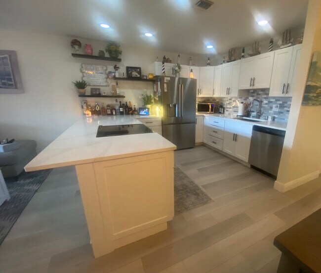 571 SW South River Dr in Stuart, FL - Building Photo - Building Photo