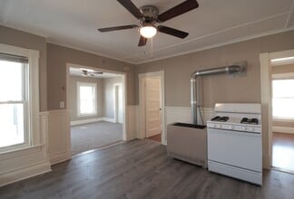 305 Bartlett St, Unit #3 (3rd Floor) in Manchester, NH - Foto de edificio - Building Photo