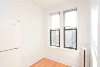 2704 N Sawyer Ave in Chicago, IL - Foto de edificio - Building Photo