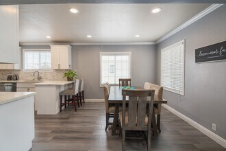 4009 Centralia St in Lakewood, CA - Foto de edificio - Building Photo