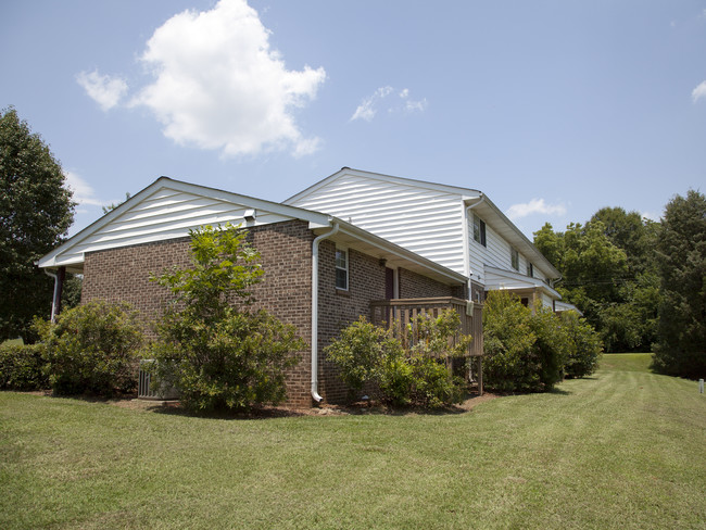 Green Oaks Apartments in Grover, NC - Building Photo - Building Photo