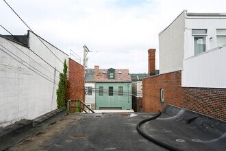 1709 E Carson St, Unit 2 in Pittsburgh, PA - Foto de edificio - Building Photo