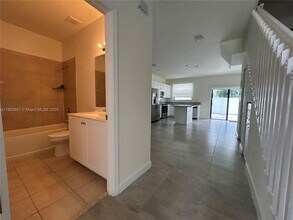10622 W 33rd Way in Hialeah, FL - Building Photo - Building Photo