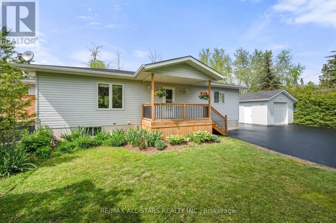 4 ALICE Ave in Georgina, ON - Building Photo