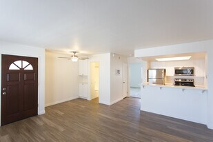 933 Seacoast Dr in Imperial Beach, CA - Building Photo
