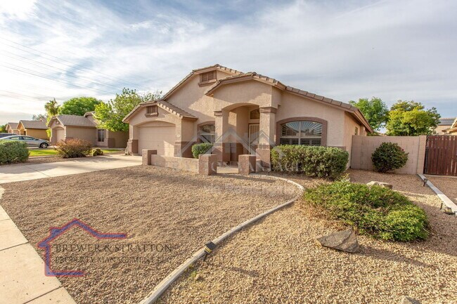 2042 E Smoke Tree Rd in Gilbert, AZ - Building Photo - Building Photo