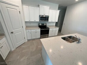 3850 Treasure Oak Wy in Ft. Myers, FL - Foto de edificio - Building Photo