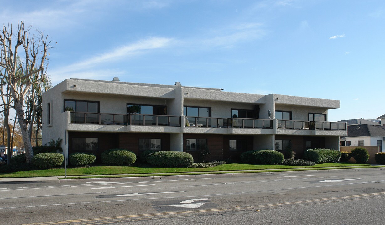 220 1st St in Seal Beach, CA - Building Photo