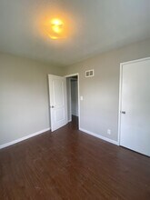 9533 Charlotte St-Unit -1 in Kansas City, MO - Foto de edificio - Building Photo