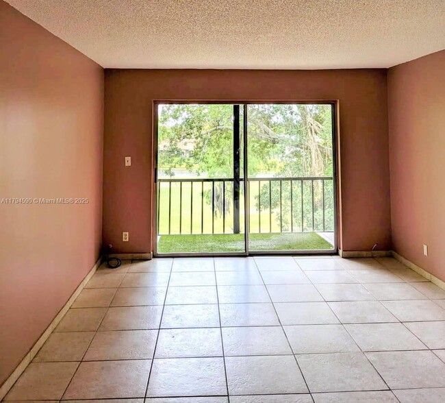 8020 Fairview Dr, Unit 303 in Tamarac, FL - Building Photo - Building Photo