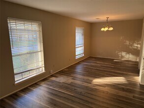 11735 N Willowdale Cir in Houston, TX - Building Photo - Building Photo