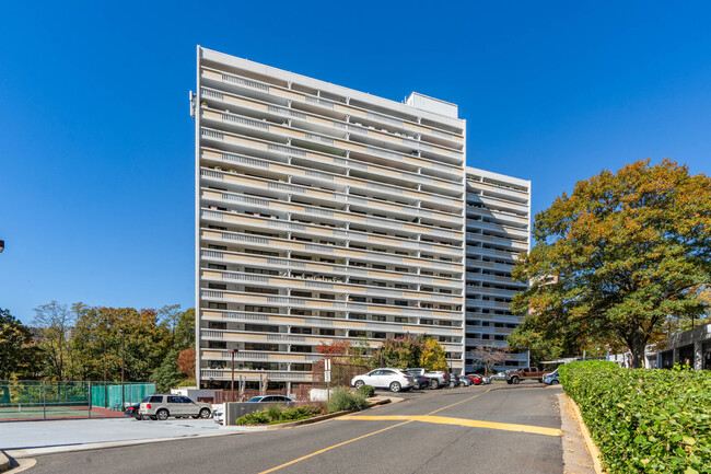 Alexandria Knolls West in Alexandria, VA - Building Photo - Building Photo