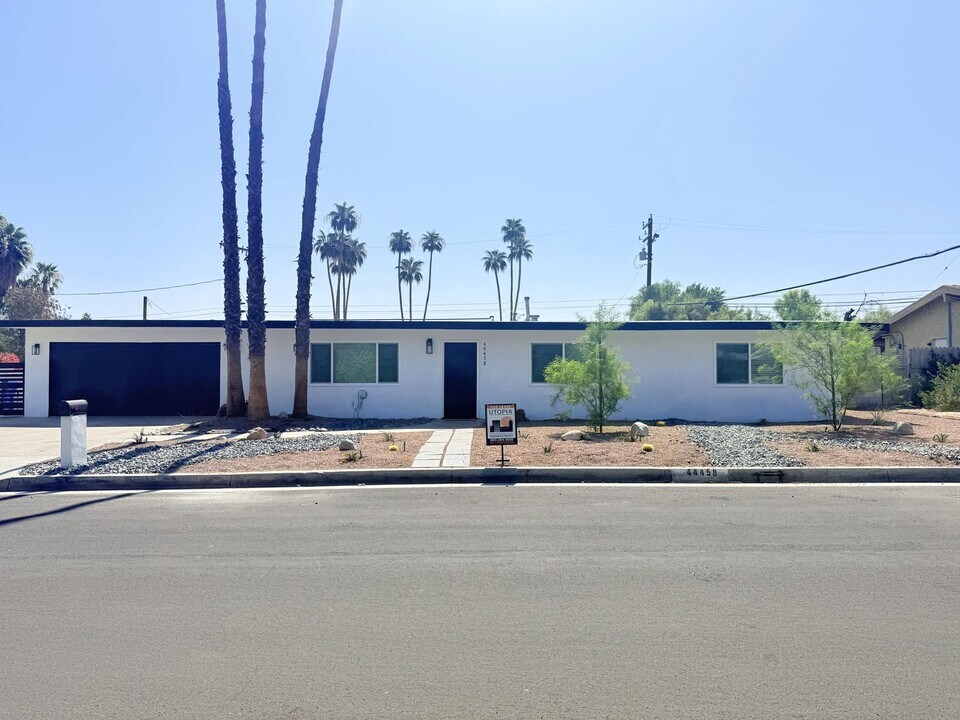 44458 San Juan Ave in Palm Desert, CA - Foto de edificio