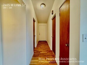 2405 W Lynn St, Unit 2405 W Lynn in Seattle, WA - Foto de edificio - Building Photo