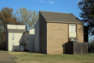 Townhouse Apartments in Broken Arrow, OK - Building Photo - Building Photo