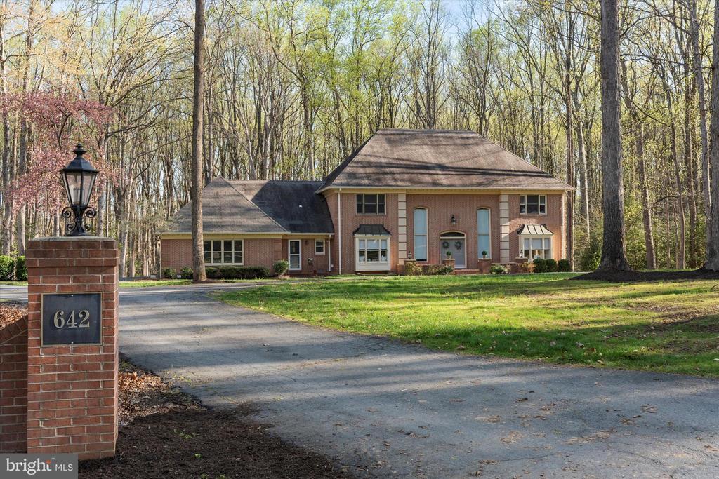 642 Springvale Rd in Great Falls, VA - Building Photo