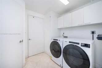 789 Crandon Blvd, Unit 502 in Key Biscayne, FL - Foto de edificio - Building Photo