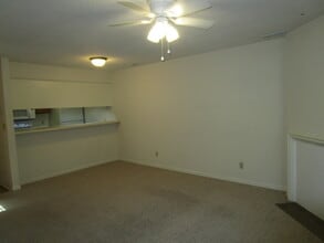 690 Archdale Dr in Sumter, SC - Building Photo - Building Photo