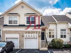 8199 Deering Oaks Dr in Columbus, OH - Building Photo - Building Photo