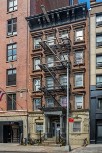 309 W 43rd St in New York, NY - Foto de edificio - Building Photo