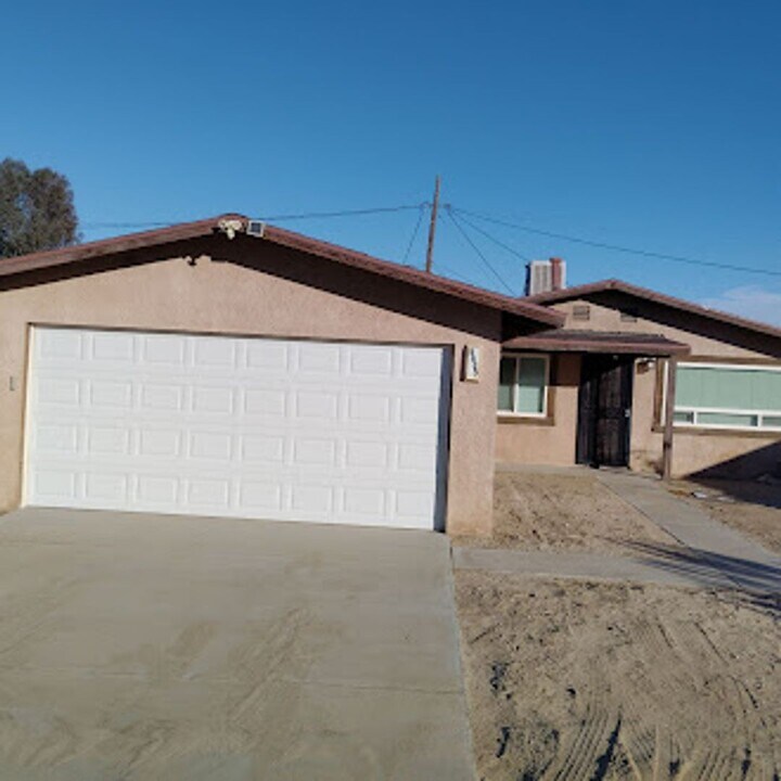 6685 Desert Queen Ave in Twentynine Palms, CA - Building Photo