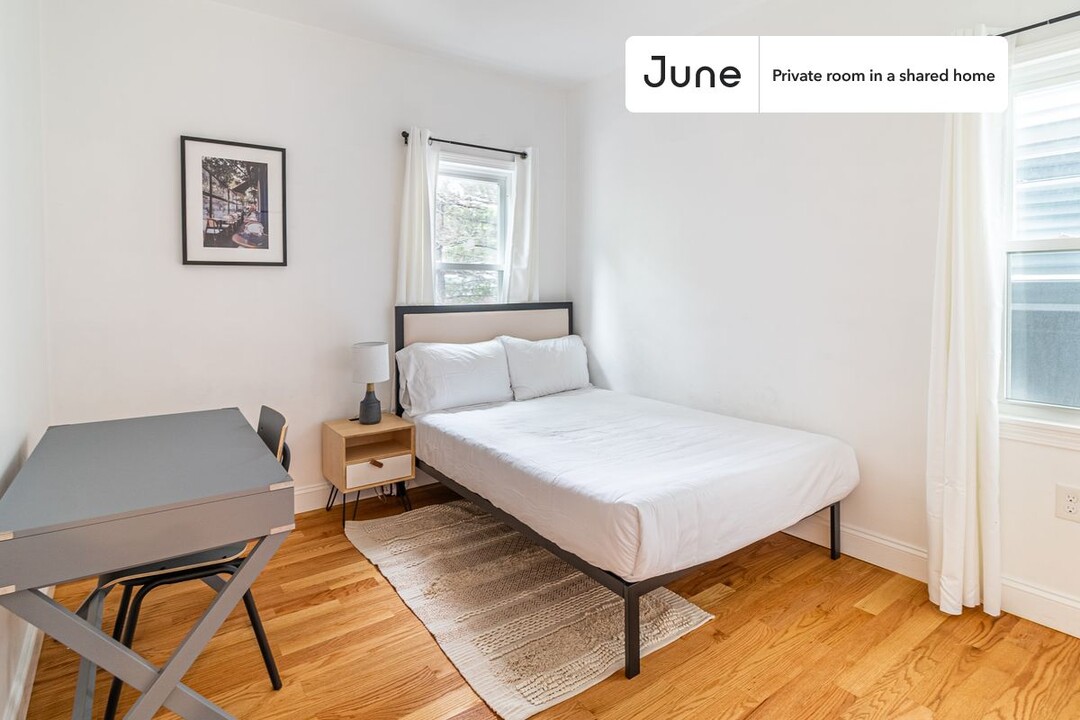 Private bedroom in 6 bed/2 bath Home in Boston, MA - Building Photo