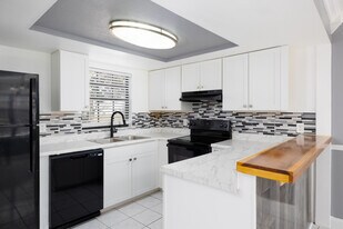 Lago Vista Apartments in Kissimmee, FL - Building Photo