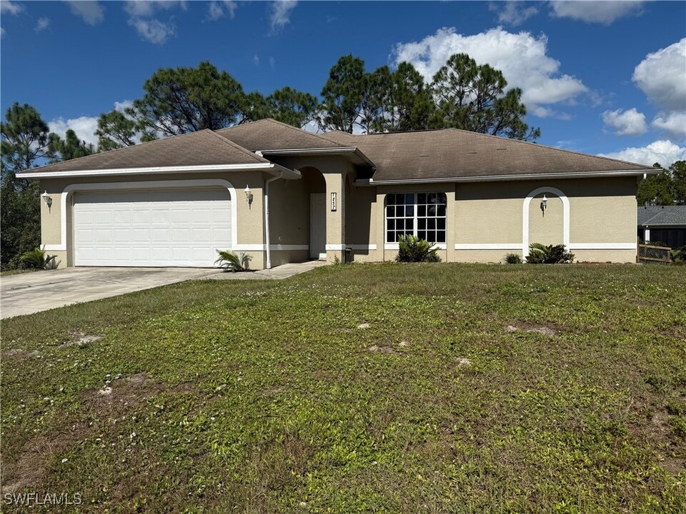 1237 Chrysler St in Lehigh Acres, FL - Foto de edificio