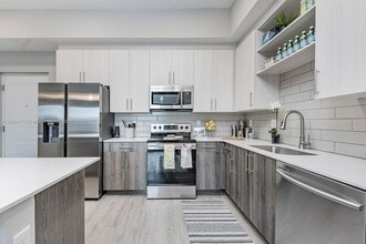 9281 NW 57th St in Tamarac, FL - Building Photo - Building Photo