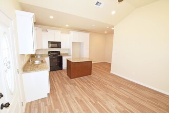 1010 N Eva Ave in Monahans, TX - Foto de edificio - Building Photo
