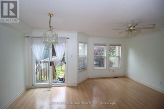 26 Ochalski Rd in Aurora, ON - Building Photo - Building Photo