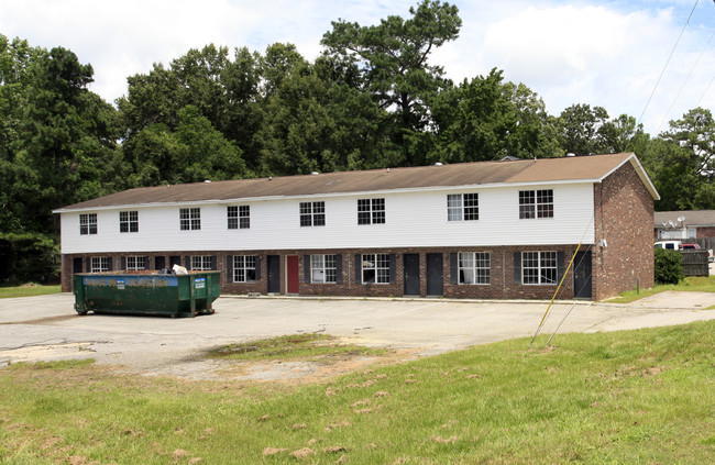 1204 Boone Hill Rd in Summerville, SC - Foto de edificio - Building Photo