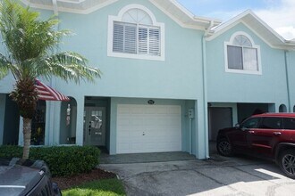 643 Garland Cir in Indian Rocks Beach, FL - Foto de edificio - Building Photo