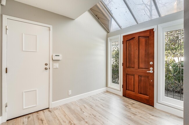 470 Providence Ct in Long Beach, CA - Foto de edificio - Building Photo