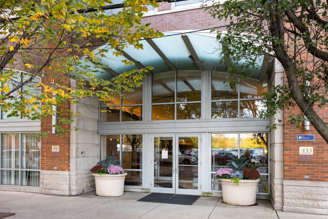 933 W Van Buren St, Unit 826 in Chicago, IL - Building Photo