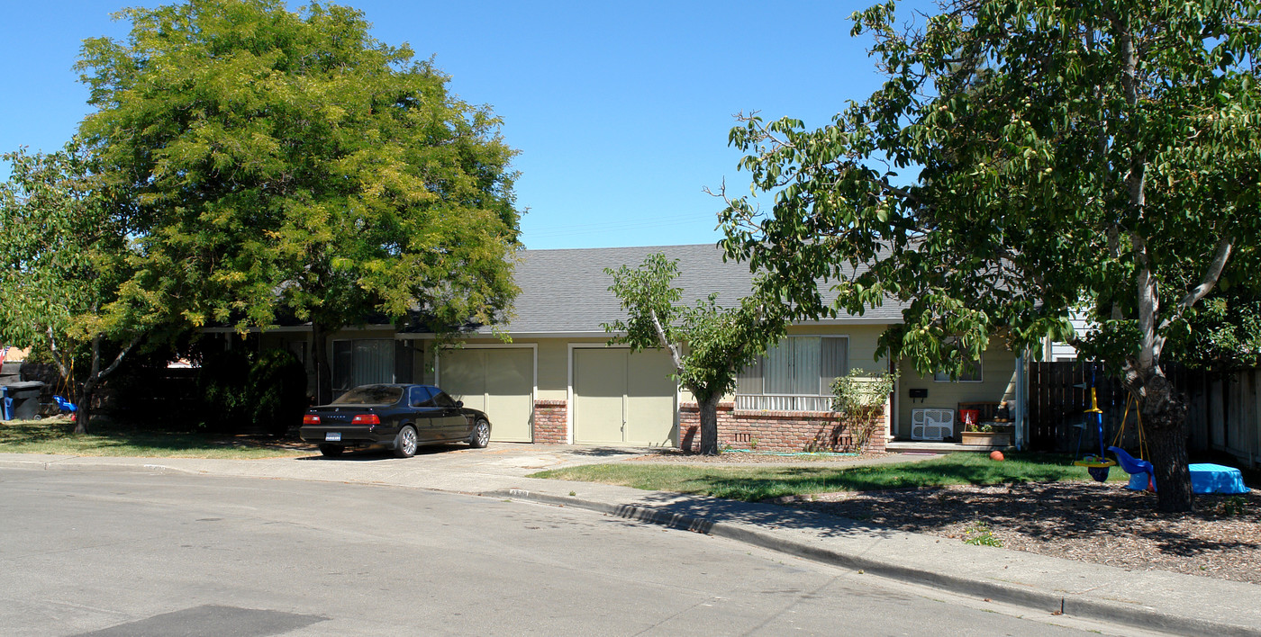 1542 Hilliard Ct in Santa Rosa, CA - Foto de edificio