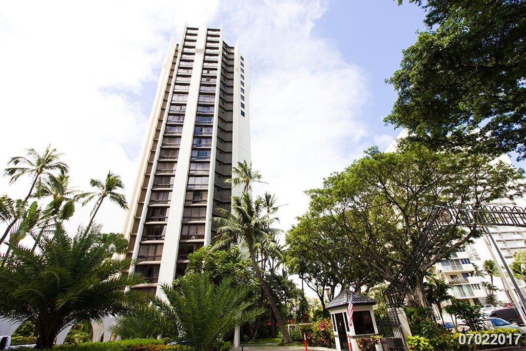 300 Wai Nani Way in Honolulu, HI - Building Photo