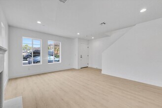 16385 Valencia Ave in Fontana, CA - Building Photo - Building Photo