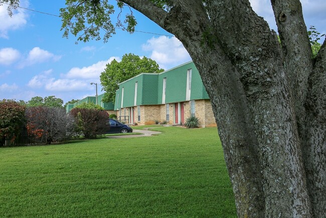 Oakcrest Apartments in Kennedale, TX - Building Photo - Building Photo