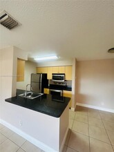 783 NW 104th Ave in Pembroke Pines, FL - Foto de edificio - Building Photo