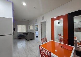 1922 Garfield St, Unit 2 Bed- Private outdoor in Hollywood, FL - Foto de edificio - Building Photo