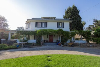 2139 El Molino Ave in Altadena, CA - Building Photo - Building Photo