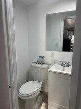 1460 NW 41st St in Miami, FL - Foto de edificio - Building Photo
