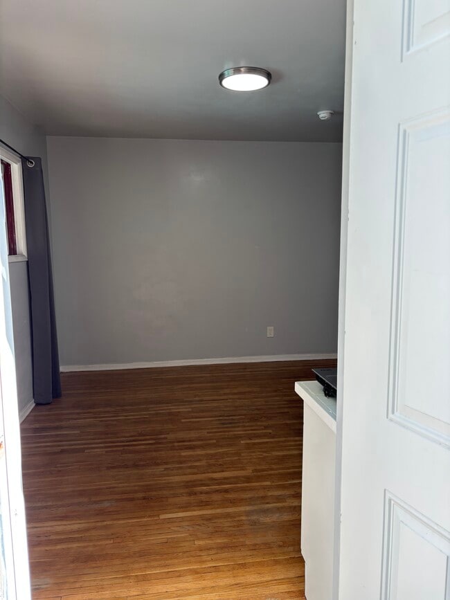 6327 Calvin Ave, Unit STUDIO in Tarzana, CA - Building Photo - Building Photo