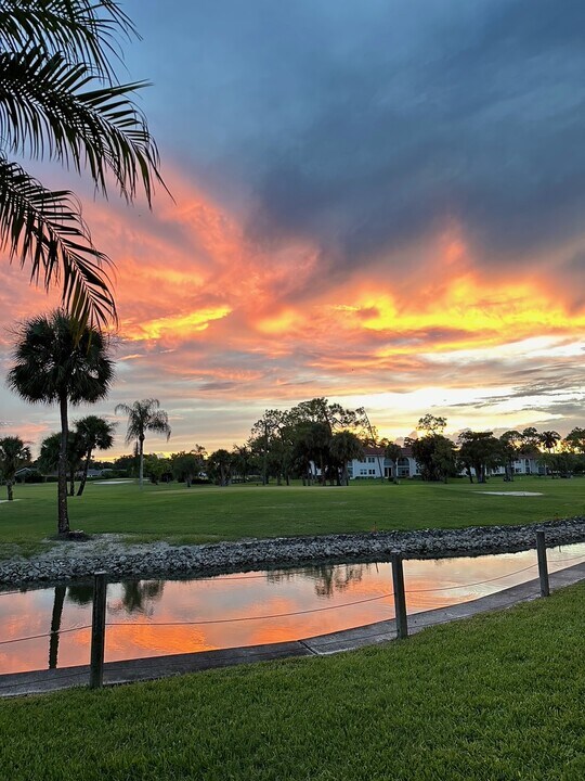 1070 Woodshire Ln, Unit E102 in Naples, FL - Building Photo