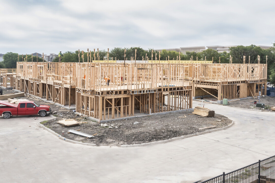 Gateway Apartments Phase IV in Plano, TX - Building Photo