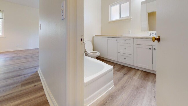 950 Lighthouse Ave-Unit -D in Pacific Grove, CA - Building Photo - Building Photo
