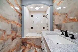 1068 Chimney Rock Rd in Houston, TX - Building Photo